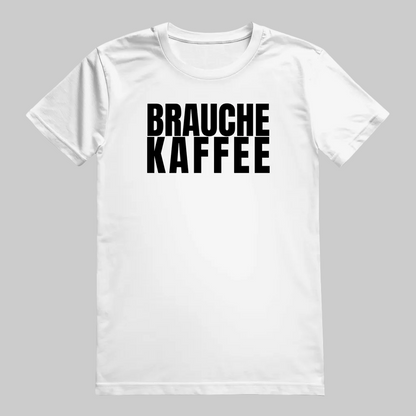 BRAUCHE KAFFEE T-Shirt – Stylisches T-Shirt für Kaffeefreunde weiss