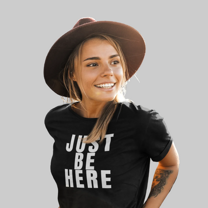 JUST BE HERE  T-Shirt – Stylisches T-Shirt 