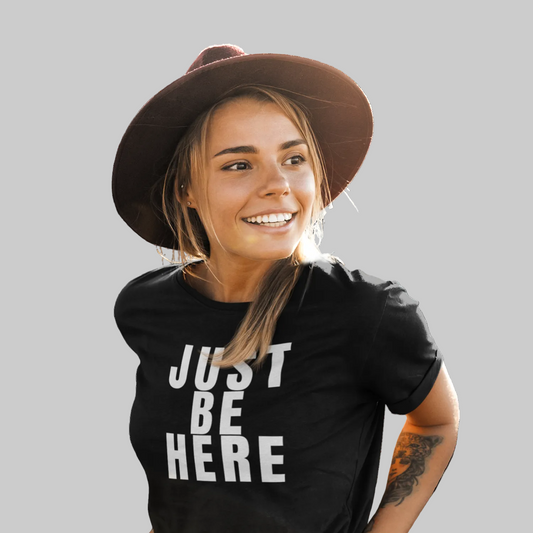 JUST BE HERE  T-Shirt – Stylisches T-Shirt 