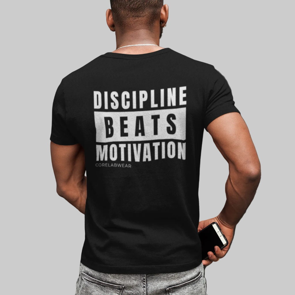 DISCIPLINE BEATS MOTIVATION – Unisex T-Shirt SCHWARZ